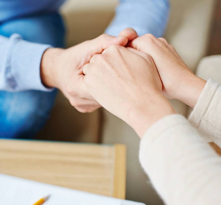 Dos personas se están sosteniendo las manos en un momento de conexión emocional.